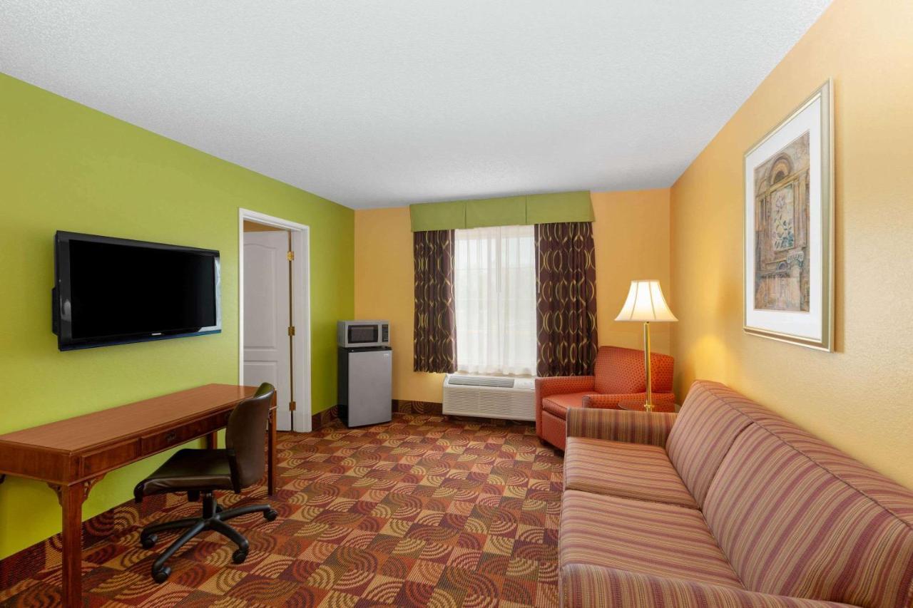 Super 8 By Wyndham Lake Of The Ozarks Eldon Exterior foto
