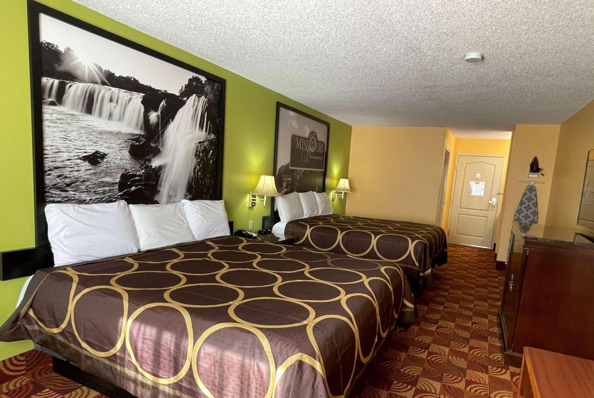 Super 8 By Wyndham Lake Of The Ozarks Eldon Exterior foto