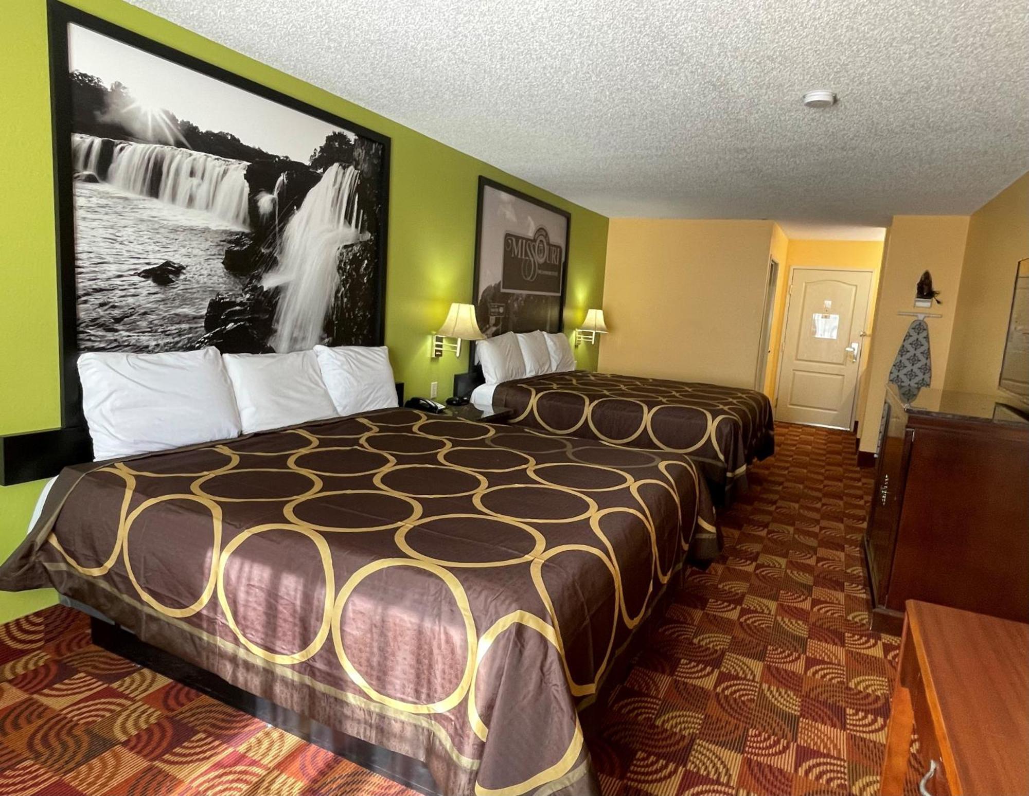 Super 8 By Wyndham Lake Of The Ozarks Eldon Exterior foto