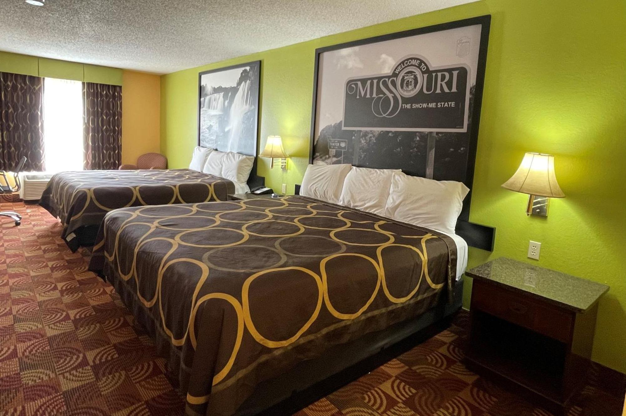 Super 8 By Wyndham Lake Of The Ozarks Eldon Exterior foto