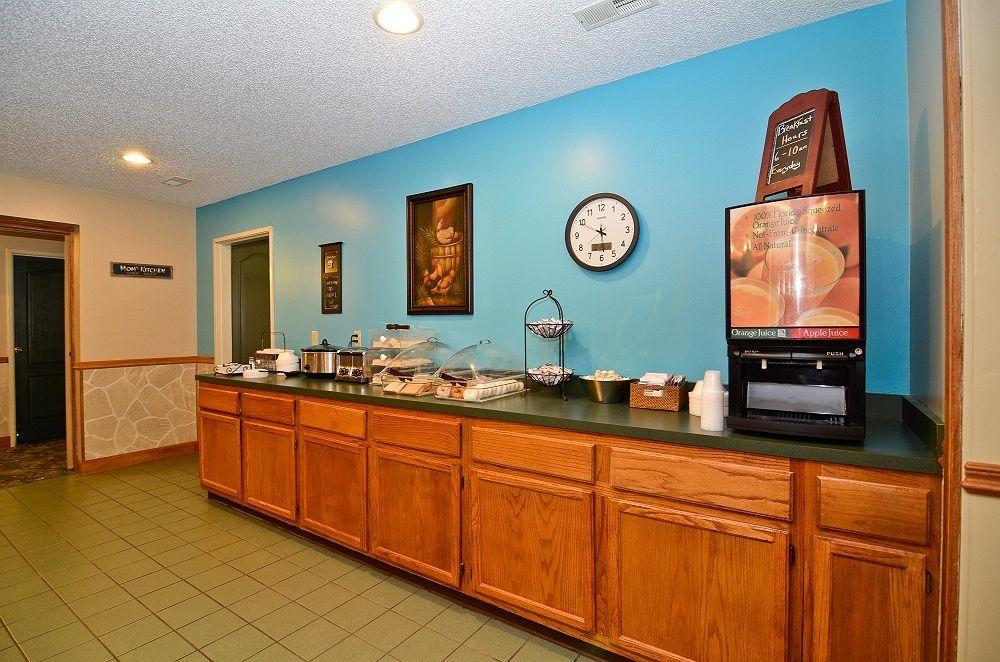 Super 8 By Wyndham Lake Of The Ozarks Eldon Exterior foto