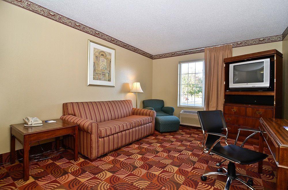 Super 8 By Wyndham Lake Of The Ozarks Eldon Exterior foto