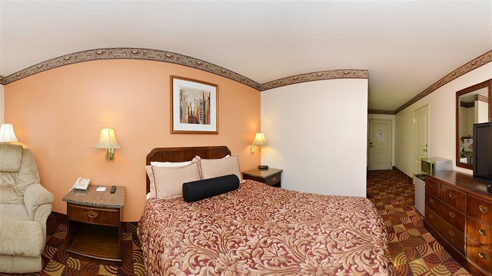 Super 8 By Wyndham Lake Of The Ozarks Eldon Exterior foto