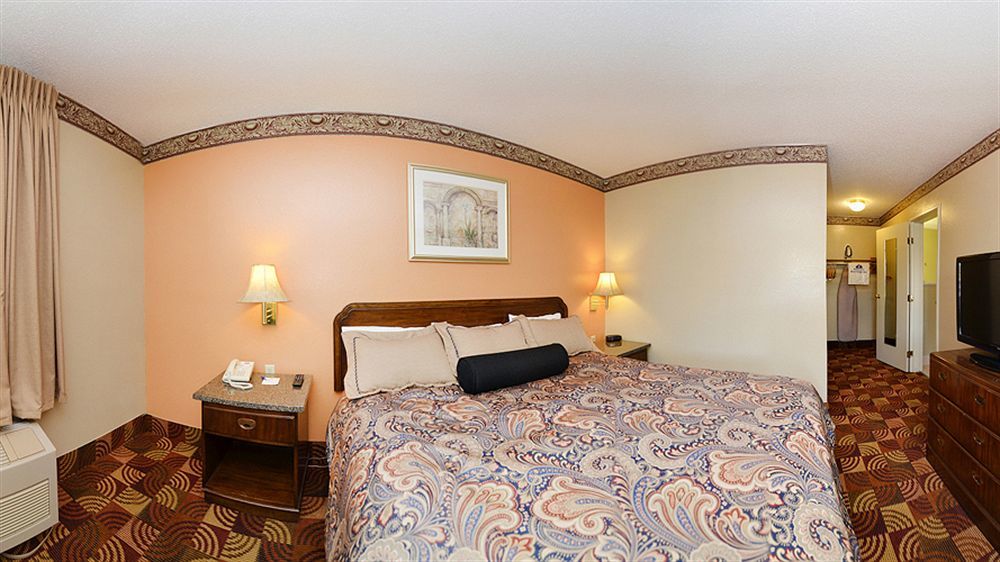 Super 8 By Wyndham Lake Of The Ozarks Eldon Exterior foto
