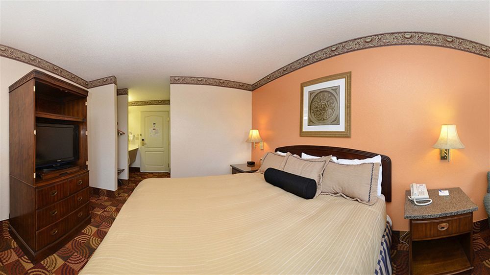 Super 8 By Wyndham Lake Of The Ozarks Eldon Exterior foto