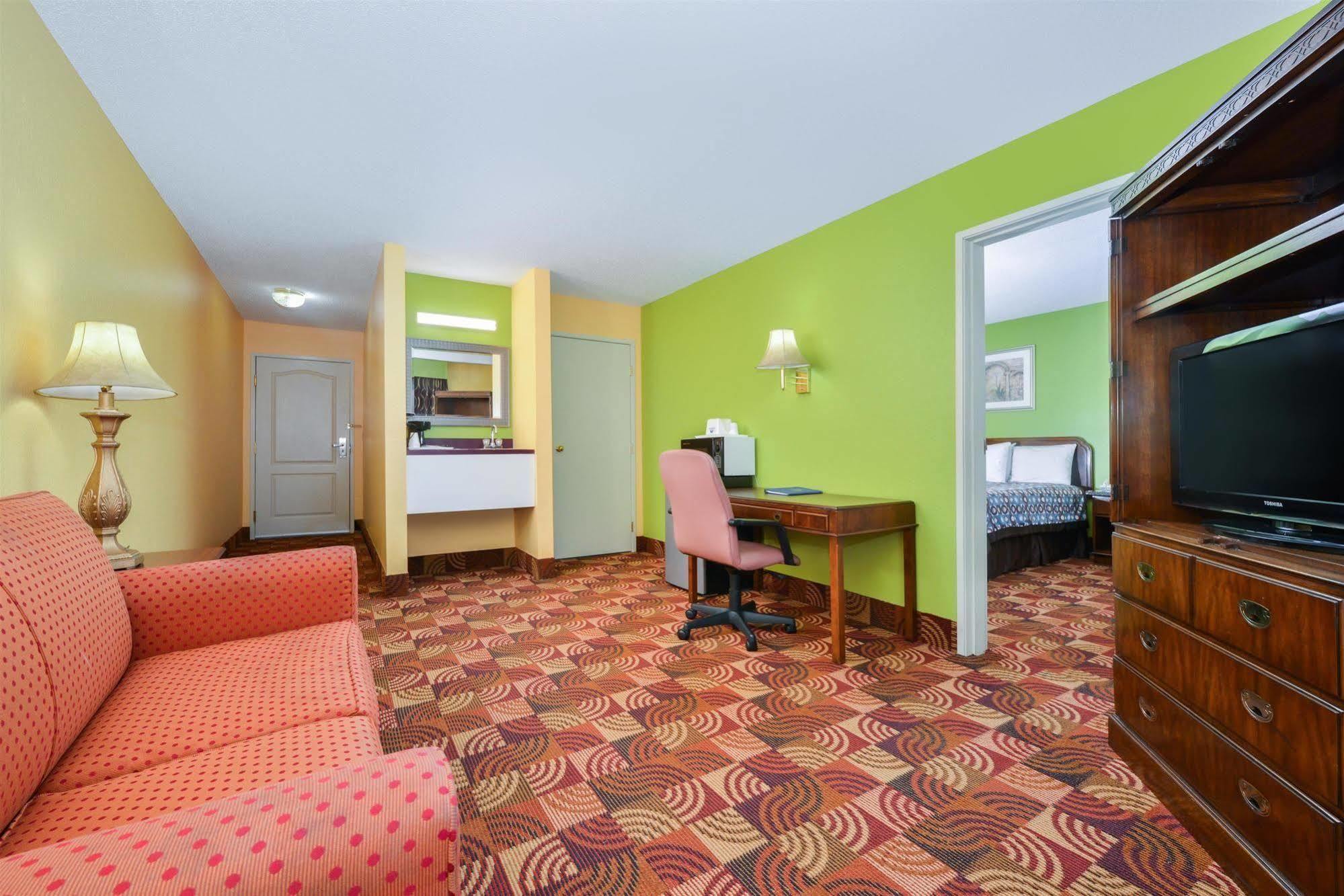 Super 8 By Wyndham Lake Of The Ozarks Eldon Exterior foto