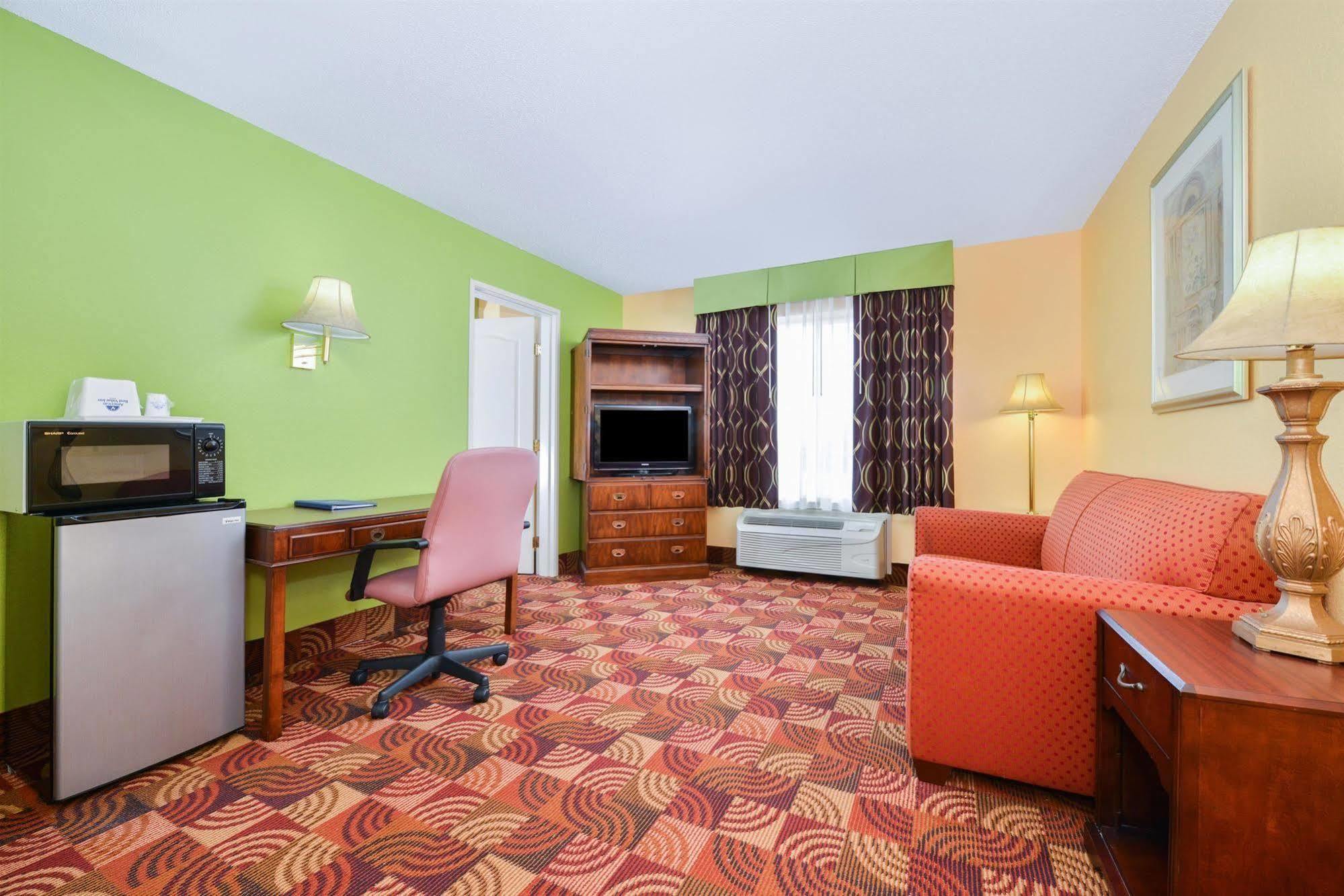 Super 8 By Wyndham Lake Of The Ozarks Eldon Exterior foto